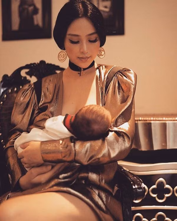 Hot girl Huyền Baby sống kín tiếng kể từ sau khi kết hôn. Thế nhưng khi sinh con, cô cũng không giấu nổi cảm xúc hạnh phúc để đăng tải bức ảnh khoe tư thế bế con bú.