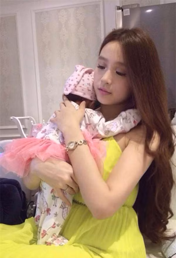 Nhiều người cứ ngỡ Huyền Baby chỉ khoe ảnh "sống ảo", bởi liệu có bà mẹ nào đang nuôi con nhỏ lại có thần thái đẹp tựa nữ thần như vậy? Thế nhưng người đẹp lại là một bà mẹ bỉm sữa đích thực với những kinh nghiệm nuôi con bằng sữa mẹ.