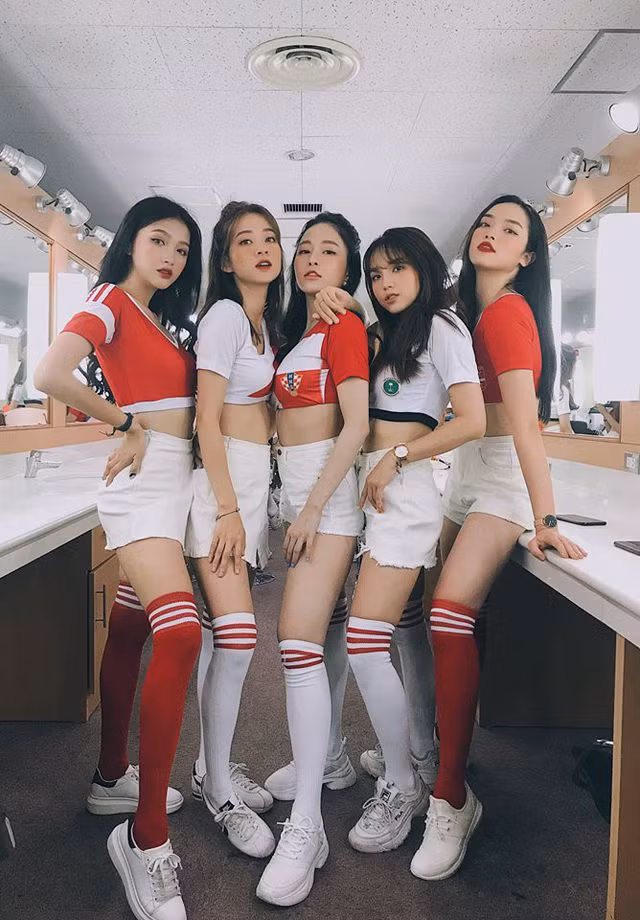Nói về hot girl Trâm Anh, cô bạn từng tham gia "Nóng cùng World Cup", Mai Anh có bình luận: "Mọi người chưa bỏ mặc bạn mà bạn đã không coi mọi người ra gì rồi. Bạn quên bạn đối xử với chúng tôi thế nào rồi à? Bạn nói những lời này để chứng minh cái gì vậy?".