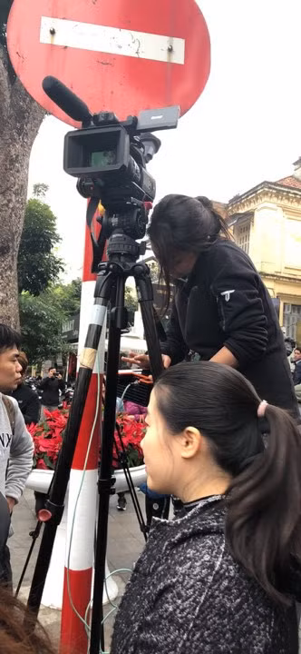 Để có điểm cao ở các góc phố nơi nguyên thủ hai nước Mỹ-Triều đi qua, các phóng viên phải mang theo thang, ghế hay thậm chí là đứng lên luôn chiếc vali đựng máy ảnh của mình.