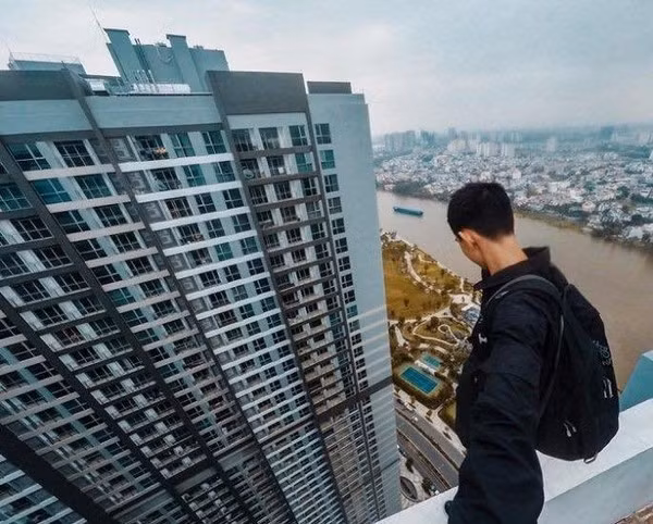 Những người tham gia thử thách này sẽ có những hành vi nguy hiểm như đứng trên mép của sân thượng, nhào lộn trên nóc nhà,… mà nếu chỉ một chút sơ sẩy là có thể mất mạng.