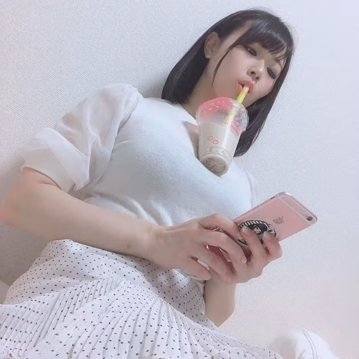 Với trào lưu khoe ngực khủng mới này, những cô gái sẽ đặt cốc trà sữa lên ɴġực mình, chỉ những cô gái nào có bộ ngực to đủ để cốc trà sữa đứng được, không bị đổ, những cô gái đó mới được coi là có bộ ngực đẹp.