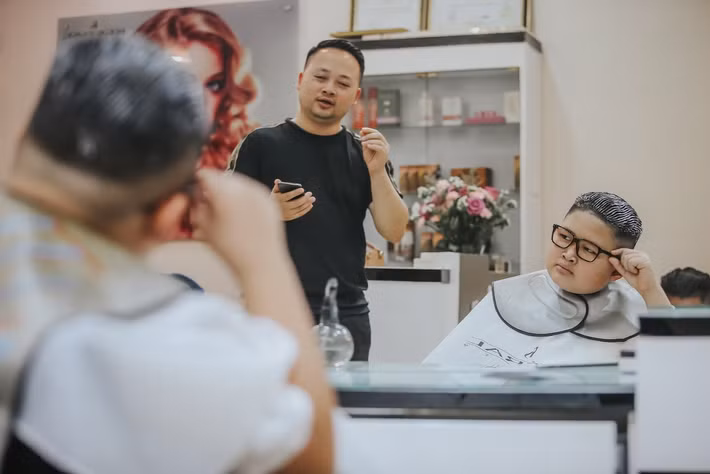 Ngay sau khi đoạn clip được đăng tải, dân mạng đã tìm ra danh tính của cậu bé được gọi với biệt danh "tiểu Kim Jong Un".