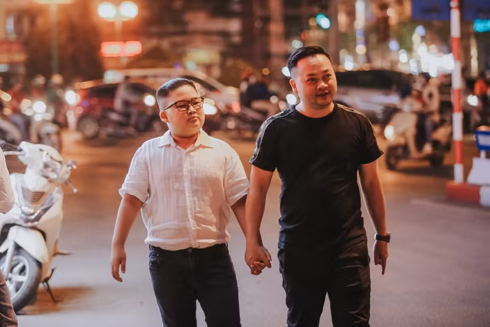 Sau khi phát hiện có gương mặt và kiểu tóc giống với chủ tịch Kim Jong Un, Gia Huy nhận được khá nhiều lời mời chụp ảnh. Thậm chí, một doanh nghiệp đã mời cậu bé vào tận Đà Lạt để chụp ảnh quảng cáo.