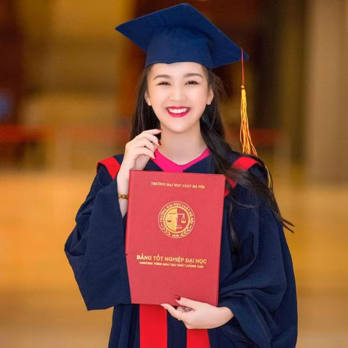 Khi sinh hạ đứa con đầu lòng, cũng là thời điểm Hà Anh gấp rút hoàn thành khóa luận tốt nghiệp. Nhưng cô bạn này vẫn gặt hái được thành tích đáng nể.
