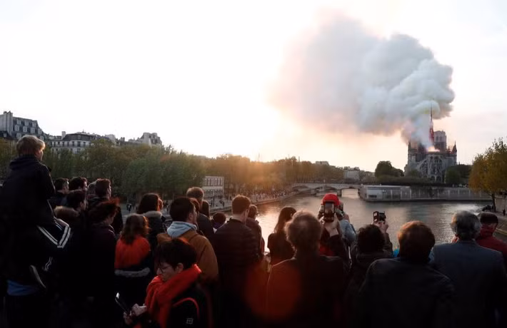 Tối hôm 15/4 (giờ Pháp), Nhà thờ Đức Bà Paris - công trình kiến trúc hàng trăm năm tuổi và thành phố Paris bỗng bốc cháy.