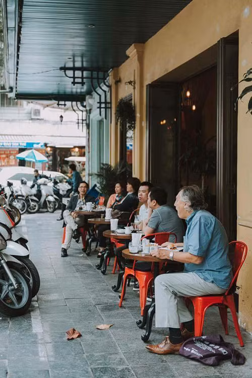 Nằm trên con phố Nhà Thờ, quán cafe Church có không gian theo phong cách cổ điển châu Âu với những bộ bàn ghế sofa. Quán có hai view để các bạn trẻ có thể lựa chọn đó là trong nhà và vỉa hè.