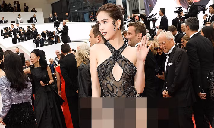 Tối ngày 19/5 trên MXH, dân mạng xôn xao với những hình ảnh của Ngọc Trinh tại LHP Cannes 2019. Sự việc sẽ chẳng có gì đáng nói nếu như "nữ hoàng nội y" này không diện bộ đồ mỏng như sương, khoe thân một cách lố lăng.