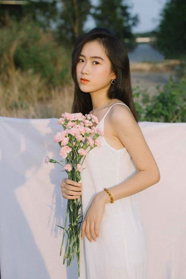 Không chỉ riêng Kim Khoa, bạn trai cô nàng cũng được chú ý bởi vẻ ngoài điển trai. Cặp đôi cũng có những khoảnh khắc cực lãng mạn bên nhau khiến bao người ngưỡng mộ.