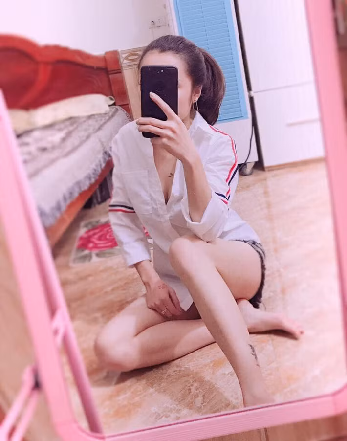 Tuy thiết kế đơn giản nhưng chiếc sơ mi này được khá nhiều ngôi sao châu Á ưa chuộng, trong đó có ca sĩ Hàn Quốc G-Dragon.