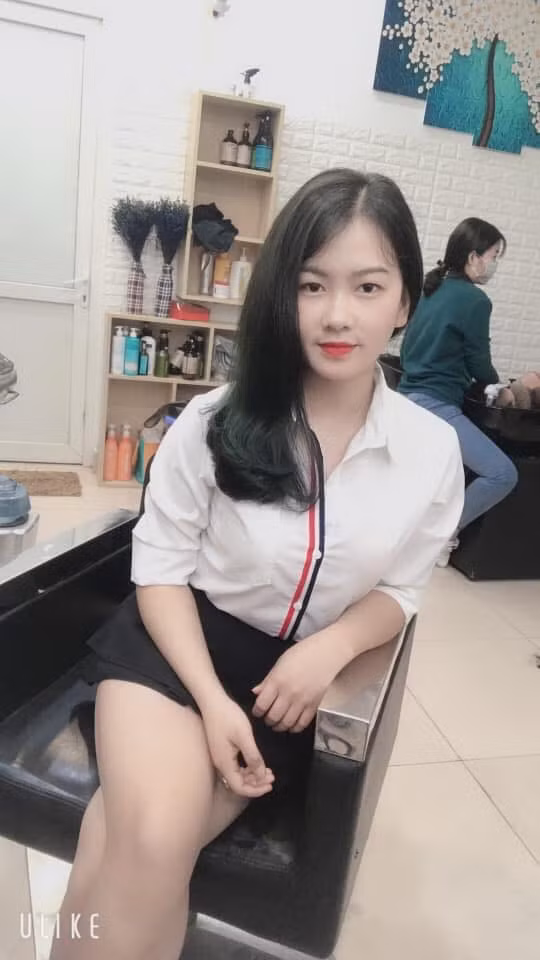 Không chỉ có các bạn nam mà nhiều chị em cũng đã nhanh tay diện chiếc áo sơ-mi gây bão trên MXH thời gian qua.