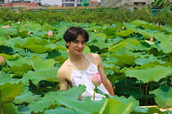 Ngọc Sơn - em trai của nhân vật chính trong ảnh đã chia sẻ cùng caption: "Đây là ông anh trai của em mọi người ạ. Ông ấy là nhiếp ảnh gia cho 1 studio ở Hà Nội mà không hiểu sao lại thành mẫu bất đắc dĩ thế này.