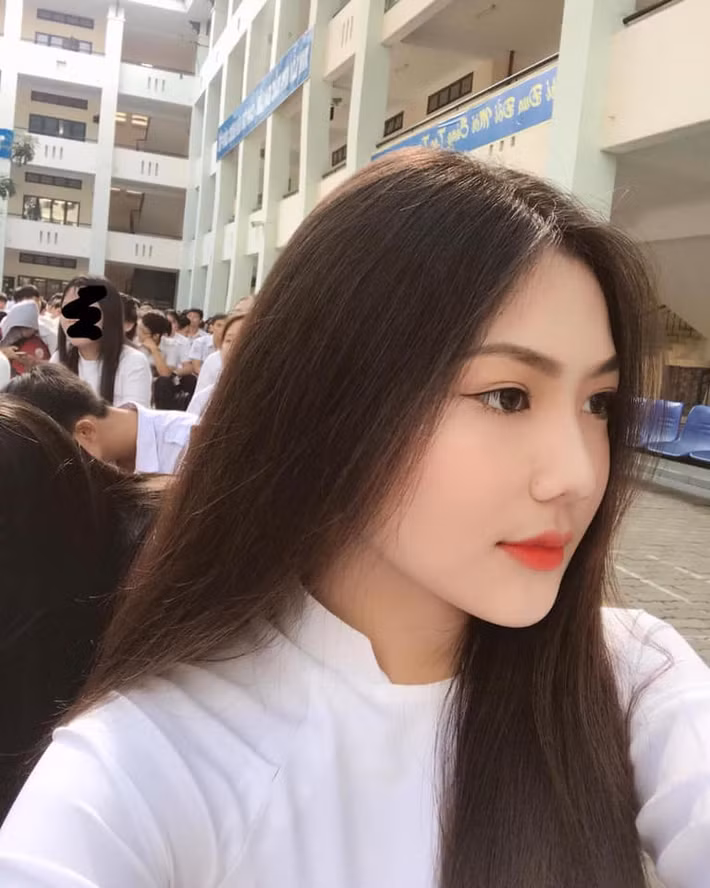 Triệu Vy đang học lớp 11 tại một ngôi trường THPT ở Quận Bình Tân, TP.HCM. Nữ sinh Sài thành này sở hữu vẻ đẹp rạng ngời khiến người đối diện khó rời mắt.
