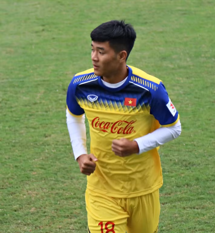 Mạc Đức Việt Anh là cái tên khá mới trong đội hình U23 Việt Nam tại VL U23 châu Á năm nay. Cầu thủ này sẽ thi đấu ở vị trí trung tâm hàng tiền vệ nhờ sự cơ động và linh hoạt trong các pha đánh chặn.