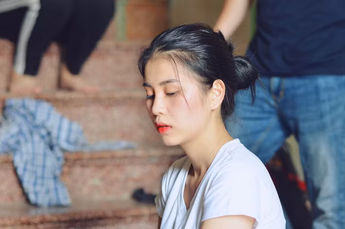 Sau khi sự cố lộ ảnh nude ở hồ sen, đạo diễn Nguyễn Love đã cắt toàn bộ hình ảnh của L.T.H trong phim và chia sẻ rằng: "Cô nàng này chỉ có vai quần chúng trong phim và không có lời thoại. Đề phòng ảnh hưởng tới phim, đoàn làm phim quyết định cắt toàn bộ hình ảnh của nhân vật này".