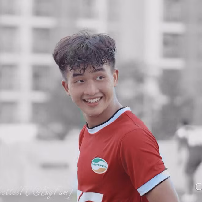 Sở hữu vẻ ngoài thư sinh, ưa nhìn, thông tin của Danh Trung nhanh chóng được hội chị em truy tìm sau khi trận đấu kết thúc.