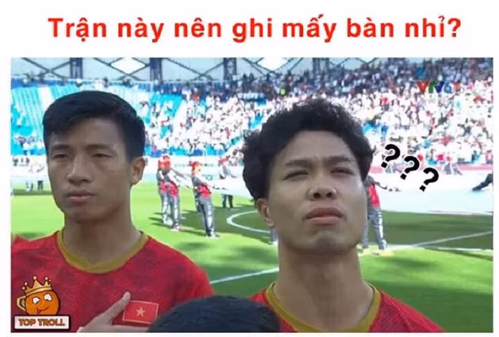 Gương mặt đăm "phiêu" của Công Phượng khi hát Quốc ca.