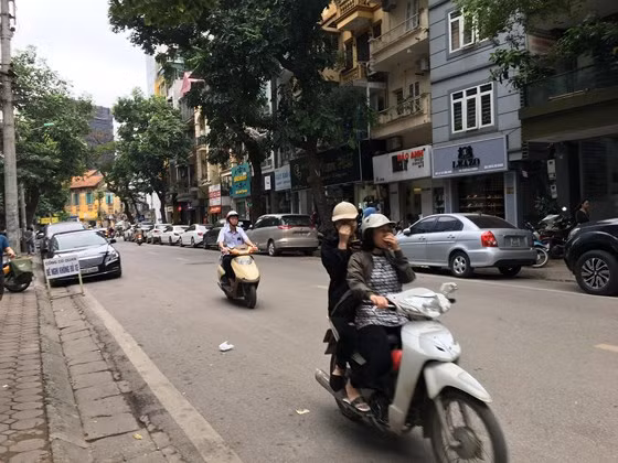 Mức giảm nhiệt độ đột ngột khiến cho nhiều người cảm thấy lạnh, phải mặc thêm áo ấm khi ra đường.