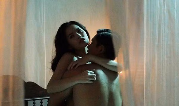 Cụ thể, hot girl Mì Gõ - Phi Huyền Trang bị tố đã giật chồng người khác lại ngang nhiên thách thức, đồng thời những hình ảnh nhạy cảm giường chiếu mà nhiều người cho là của cô cũng tràn ngập trên mạng.