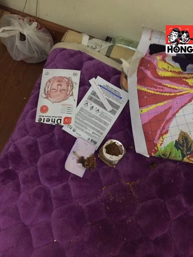 Chưa hết, chiếc giường ngủ cũng bị cô em vợ mang tiếng là hoa khôi kia mang ra chưng dụng làm bàn ăn. Đồ ăn thức uống vơi vãi hết trên chăn, bã kẹo cao su thì trét đầy tường. Góc giường là bát mì cách đó… 1 tuần.