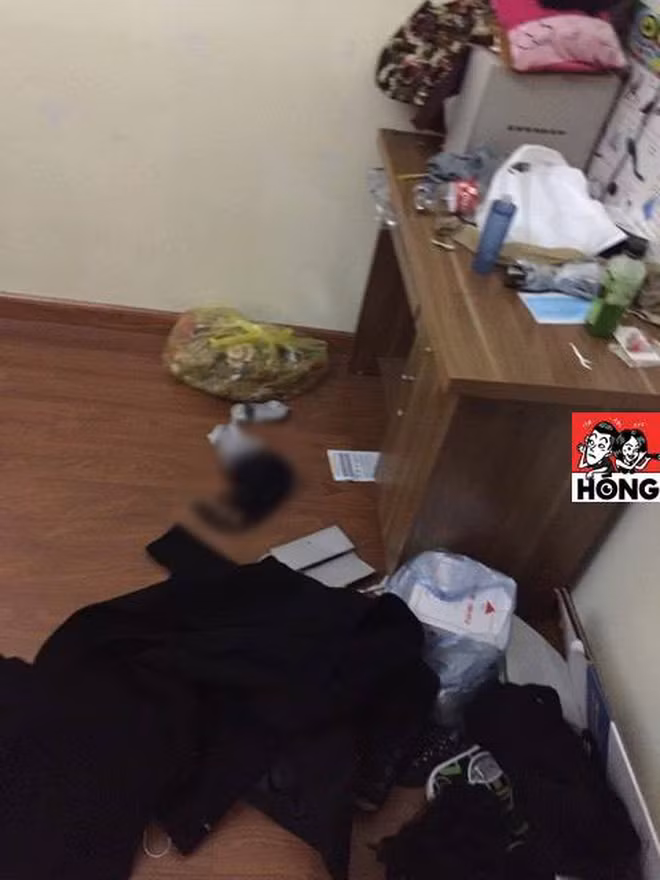 Trong hình là một căn phòng có sàn gỗ khá đầy đủ đồ đạc, tuy nhiên đập vào mắt người ta là cảnh tượng bừa bộn quần áo rải đều từ giường xuống đất của cô gái này..