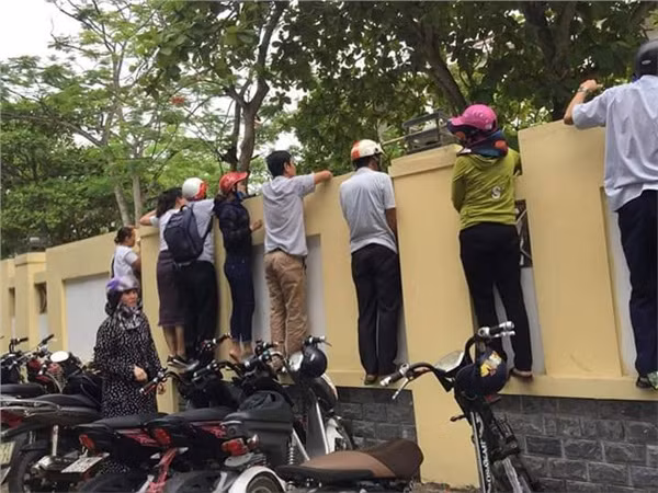 Mỗi năm đến kỳ thi lớp 10 lại khiến nhiều người lo lắng, thấp thỏm. Không chỉ có các bạn học sinh, mà còn những bậc phụ huynh song hành cùng con cái.