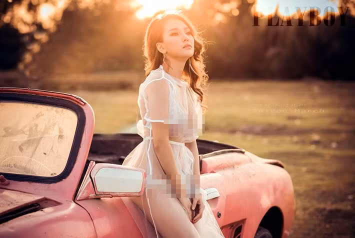 Khi thực hiện những bộ hình nóng bỏng, Mon 2K hết khai thác triệt để vòng 1 "khủng" như muốn trào ra khỏi váy rồi lại hững hờ lộ quần chip gây nhức mắt người xem.