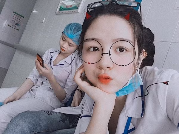 Được biết, nữ điều dưỡng viên gây sốt đó là Đào Linh Chi, sinh năm 1998, quê ở Nghệ An, từng gây sốt vì bức ảnh bị chụp lén khi ngủ gật tại nơi làm việc.