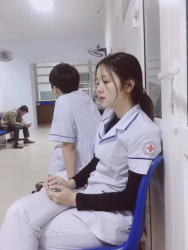 Mới đây, một clip được truyền tay trên mạng xã hội khiến nhiều thanh niên tuyên bố "không sợ đi bệnh viện nữa" bởi trong video là hot girl điều dưỡng vô cùng xinh đẹp.