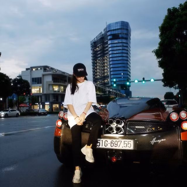 Joyce Pham tên thật là Phạm Anh Min (sinh năm 1999), theo nhiều nguồn tin nữ Rich Kid Việt này là tiểu thư con đại gia khét tiếng giới kinh doanh Việt - Phạm Trần Nhật Minh (Minh Nhựa).