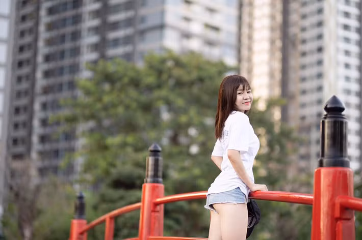 Nếu theo dõi trang cá nhân của Yến Xuân, nhiều người không quá bất ngờ khi tần suất đăng tải những bức ảnh trong bộ bikini khoe thân của cô nàng ngày một nhiều. Đứng trước việc "bản sao Ngọc Trinh" liên tục "khoe thân", dân mạng đã đưa ra nhiều ý kiến trái chiều. Một bộ phận dân mạng ủng hộ Yến Xuân và cho rằng việc cô nàng có lợi thế là để khoe ra là điều bình thường.