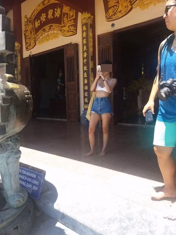 Trước đó, việc các khách du lịch ăn mặc phản cảm khi tới du lịch Việt Nam, đặc biệt là những địa điểm chùa chiền đã được đưa ra bàn tán.