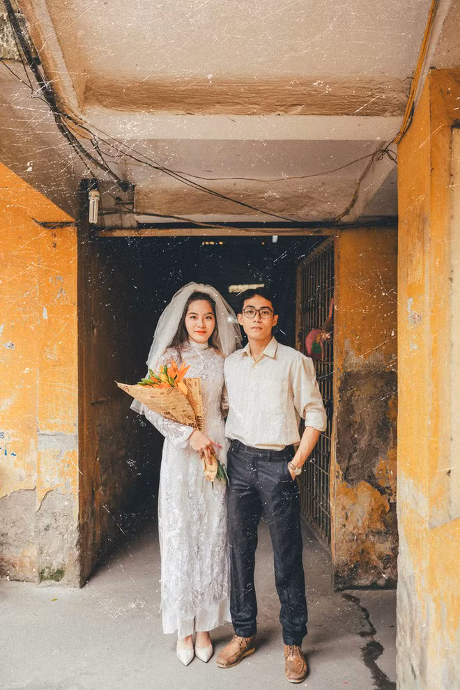 Chủ nhân của bộ ảnh cưới phong cách thời bao cấp là Sơn Lâm và Hương Dung. Cặp đôi này vẫn đang là sinh viên và chỉ mới ở tuổi đôi mươi.