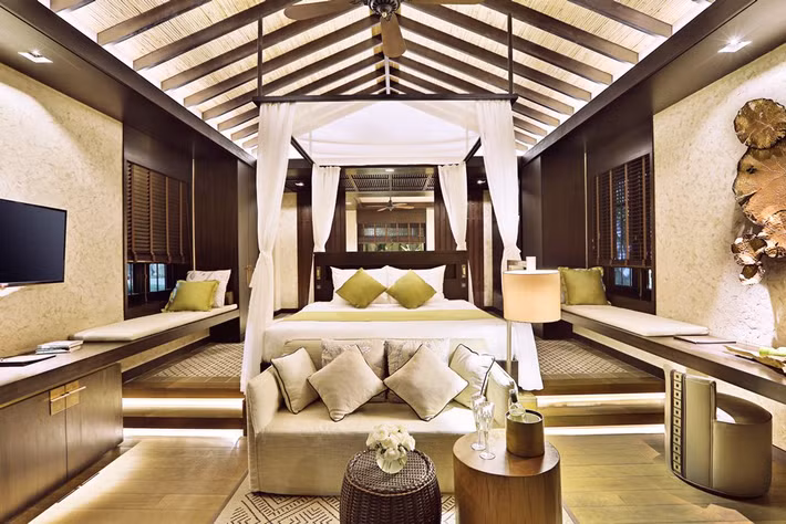 Ngồi tại đây, thưởng thức một ly rượu vang hảo hạng hay cocktail thơm ngon, sáng tạo, và ngắm cảnh hoàng hôn hoặc bình minh trên biển, thì còn gì tuyệt bằng.
