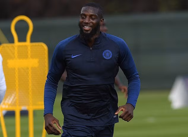 Theo tin từ RMC Sport, cái tên mới nhất lọt vào tầm ngắm của MU là món hàng hớ của Chelsea mang tên Tiemoue Bakayoko.