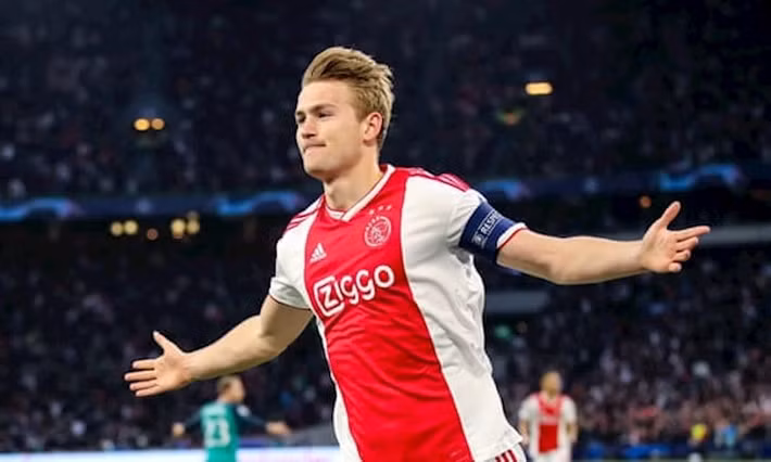 Sau nhiều chờ đợi, tương lai của Matthijs de Ligt đang dần sáng tỏ. Hôm qua, đích thân siêu cò Mino Raiola xác nhận ngôi sao thu hút sự chú ý của 1 loạt ông lớn Châu Âu hè này đã đạt thỏa thuận cá nhân với Juventus.