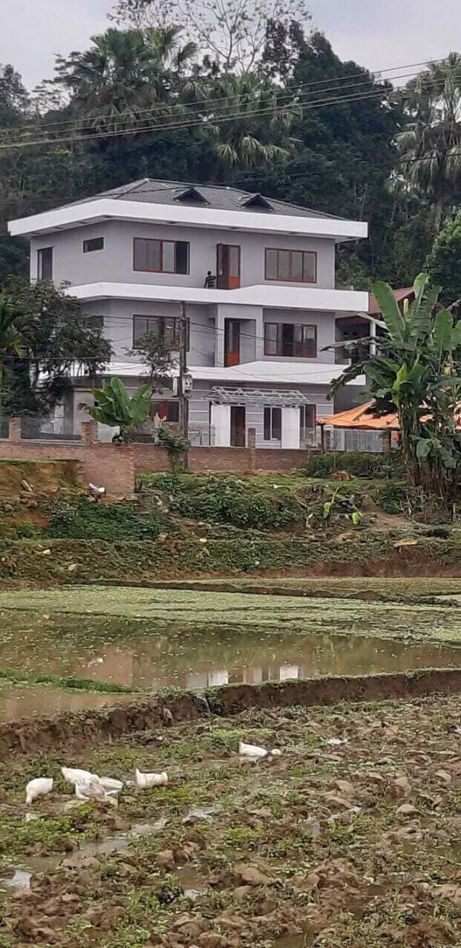 Trong nhà tuy chưa đầy đủ các trang thiết bị nội thất nhưng cũng đã có một số vật dụng cần thiết như tivi, bàn ghế, dụng cụ nhà bếp... Cùng với đó, cầu thủ sinh năm 1997 cũng mua thêm dụng cụ phục vụ cho việc tập luyện những ngày nghỉ tại nhà.