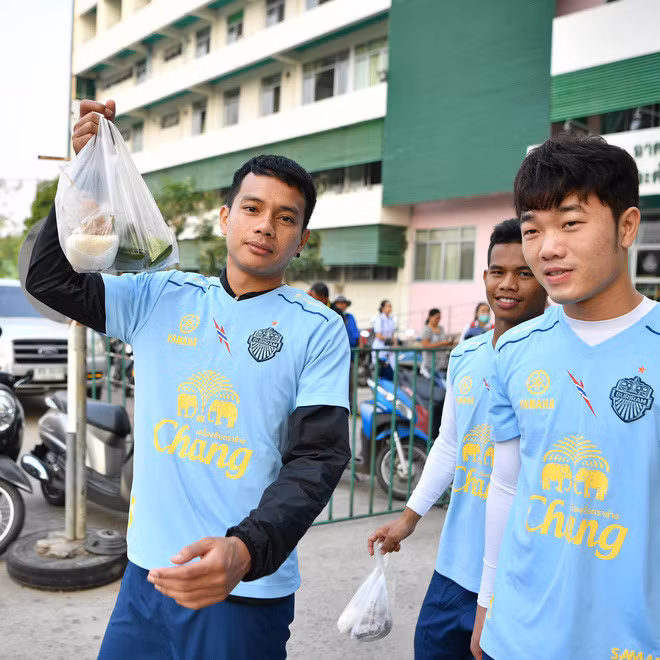 Lương Xuân Trường vừa có chuyến đi chơi cùng cả đội Buriram United vào sáng nay (11/2). Đội bóng của Thái Lan gọi đây là ngày để các cầu thủ được làm việc nhóm, tham quan, tìm hiểu ẩm thực và di tích lịch sử ở Buriram.