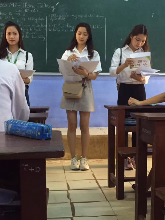 Mới đây, trong buổi hướng nghiệp tại một trường cấp 3, một nữ sinh trong đoàn tư vấn cũng đã lọt vào tầm ngắm của hội thích ngắm gái xinh theo cách như thế.