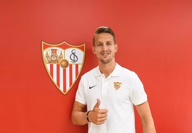 Tiền đạo Ben Yedder cũng lọt vào "mắt xanh" của Manchester United. Quỷ đỏ đang nỗ lực tìm kiếm một cái tên thay thế cho Romelu Lukaku. Lo ngại sẽ mất đi trụ cột vào tay M.U, Sevilla đã tính đường bổ sung cho hàng công bằng một nhân tố mới.