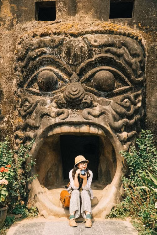 Bên cạnh đó, Luang Prabang còn nổi tiếng với những ngôi chùa đẹp với lối kiến trúc độc đáo cùng rất nhiều dãy nhà cổ.