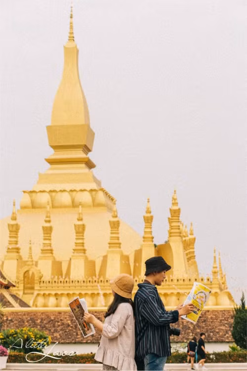 Xuất phát từ Hà Nội, nhóm bạn của Cẩm Nhung đã tới 3 điểm tại đất nước Lào gồm Vientine, Vangvieng và Luang Prabang.