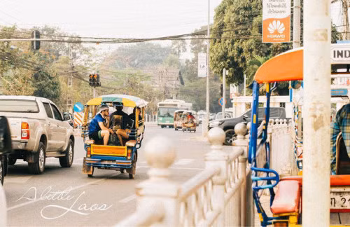 Cẩm Nhung chia sẻ: "Cứ hoàng hôn xuống là chúng mình rủ nhau ra dọc bở sông, chụp choẹt chán rồi lại ghé quán xá ngồi lêu hêu tới đêm. Ở Luang Prabang sống chậm một chút, lười biếng một xíu cũng không sao hết. Lang thang ở đây có cảm giác như đang ở Hội An của Việt Nam vậy đó".