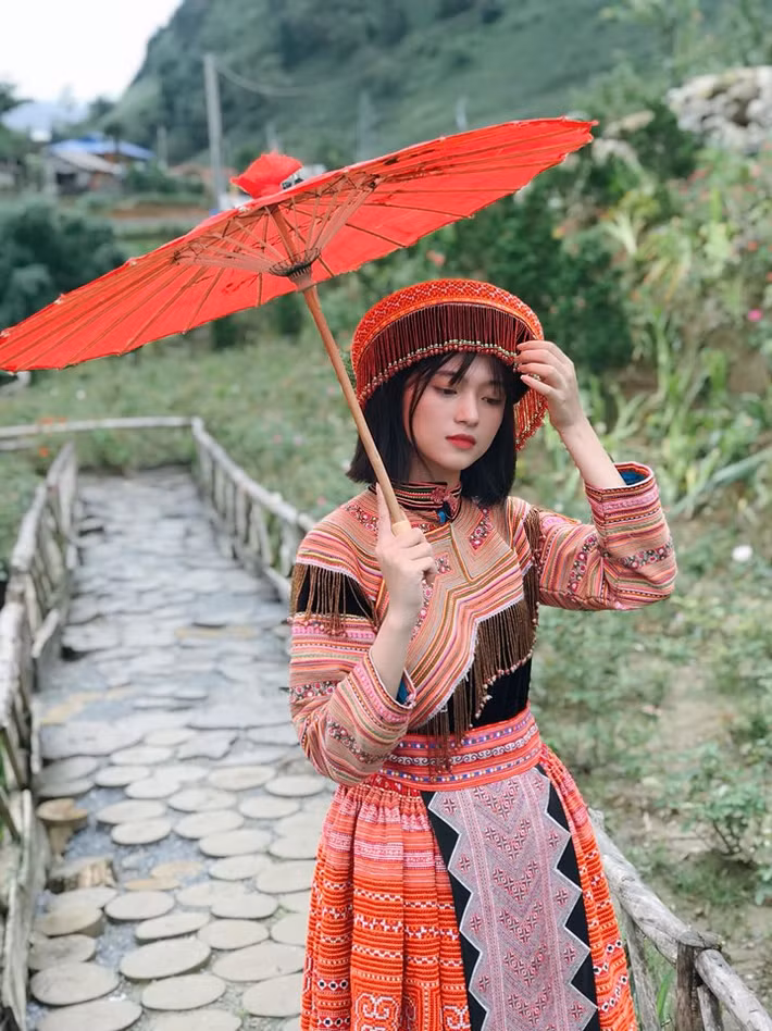 Hương Ly cảm thấy tự tin, thoải mái và vui vẻ trong những khoảnh khắc diện đồ dân tộc. Hơn thế nữa, lúc này cô gái trẻ đốn tim người đối diện vì không cần quá cầu kỳ nhưng vẫn vô cùng cuốn hút.