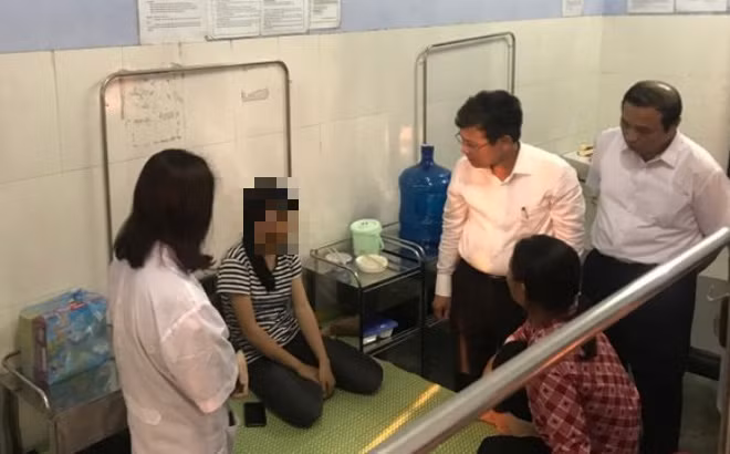 Theo cập nhật, sức khỏe của nữ sinh bị bạo hành học đường theo bác sĩ Nguyễn Văn Tình - Giám đốc Bệnh viện Tâm thần kinh Hưng Yên, cho biết em được chẩn đoán bị phản ứng stress cấp, có sang chấn về mặt tâm lý tinh thần.