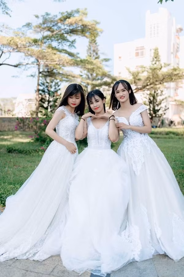 Sau khi bộ ảnh kỉ yếu ĐH Quy Nhơn được đăng tải, nhiều người tỏ ý không đồng tình về ý tưởng này bởi theo họ, váy cưới là bộ trang phục trang trọng chỉ mặc khi trở thành cô dâu thực sự, việc mặc váy cưới để chụp ảnh kỷ yếu hoàn toàn không phù hợp với học sinh, sinh viên.