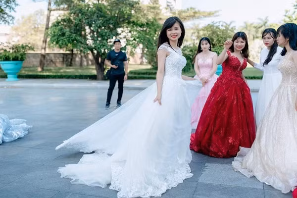 Nếu chỉ nhìn hình thôi chắc hẳn ai cũng nhầm tưởng đây là bức ảnh được chụp lại trong một sự kiện đám cưới tập thể nào đó bởi trong hình hầu như ai cũng có đôi có cặp, các chàng trai mặc vest bảnh bao, các cô gái mặc váy cô dâu lộng lẫy.