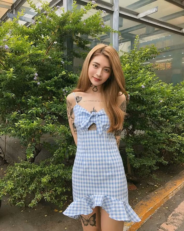 Những hình xăm của Andy Blossom khá đa dạng về chủ đề từ những con vật như mèo, bướm hay chim đến những cuộc sống đời thường bên cô như hình ảnh cưới của bộ mẹ.