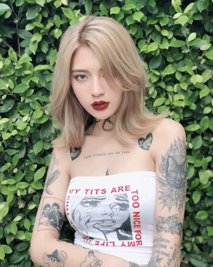 Trên trang cá nhân của mình, Andy Blossom không ngần ngại khoe những bức ảnh có những hình xăm khá đẹp của mình ở những vị trí nổi bật như hai cánh tay, xương quai xanh hay phần dưới cổ.