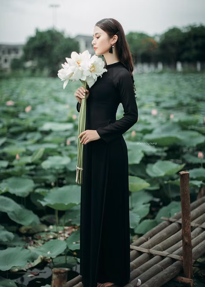 Sau khi được đăng tải, bộ ảnh chụp bên hồ sen của nhiếp ảnh gia Mạnh Hùng ngay lập tức nhận vô vàn lời khen cho cả người thực hiện lẫn mẫu ảnh.